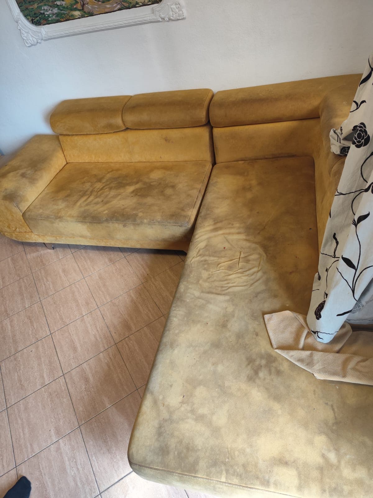 Divan këndor i verdhë me njolla dhe papastërti para larjes profesionale
