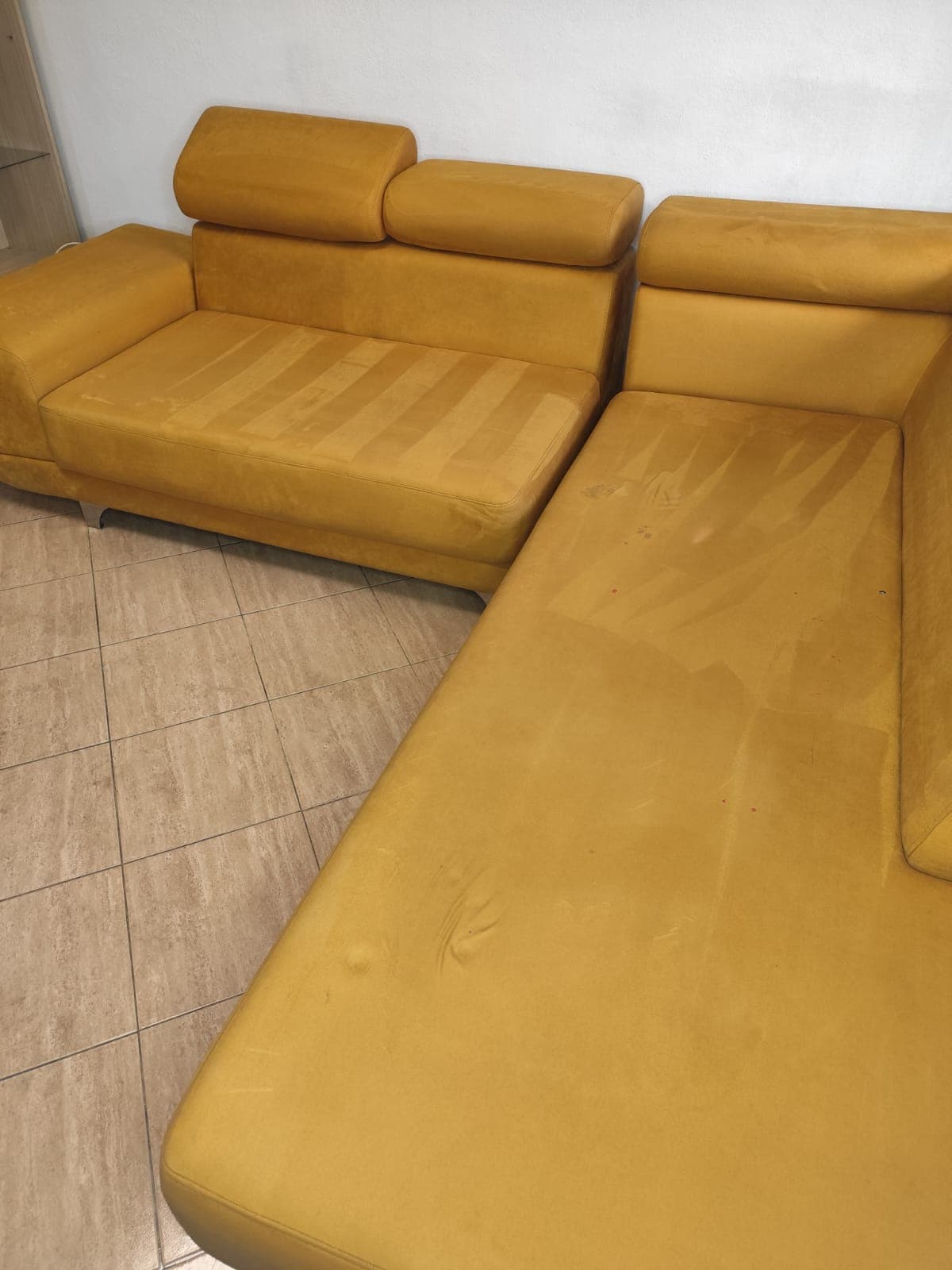 I njëjti divan i verdhë pas larjes nga Firme Pastrimi Perla, me ngjyrën e rikthyer