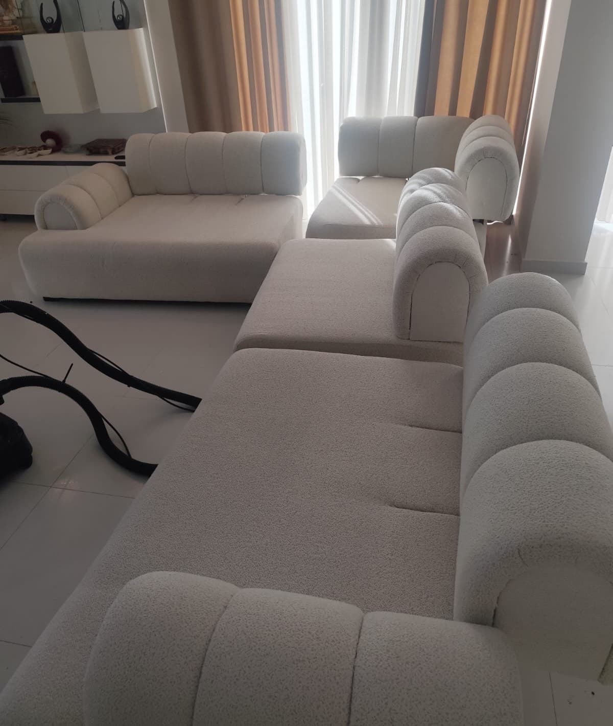 Divan modular me pëlhurë bukle të bardhë pas larjes profesionale në Tiranë