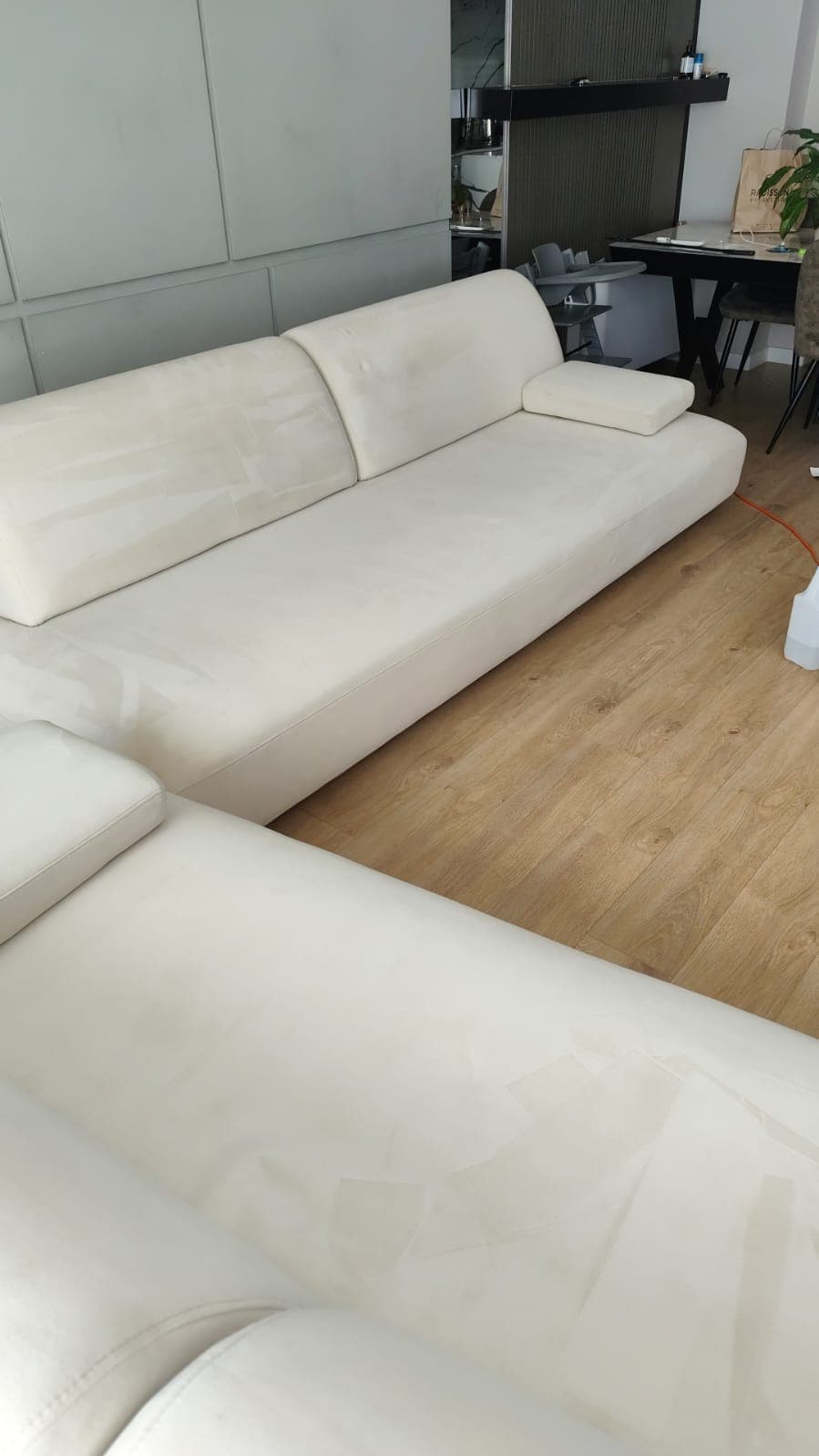 Divan këndor i bardhë gjatë larjes së thellë me ujë dhe ekstraktim