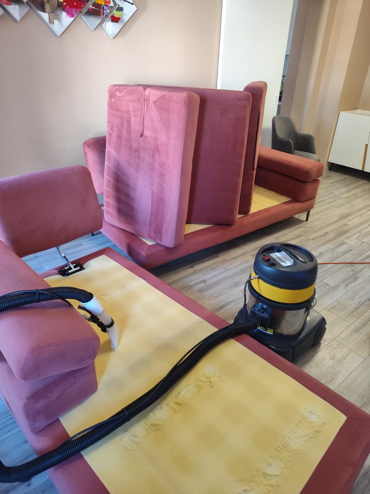 Larje divani këndor me makineri injektim-ekstraktimi në një apartament në Tiranë