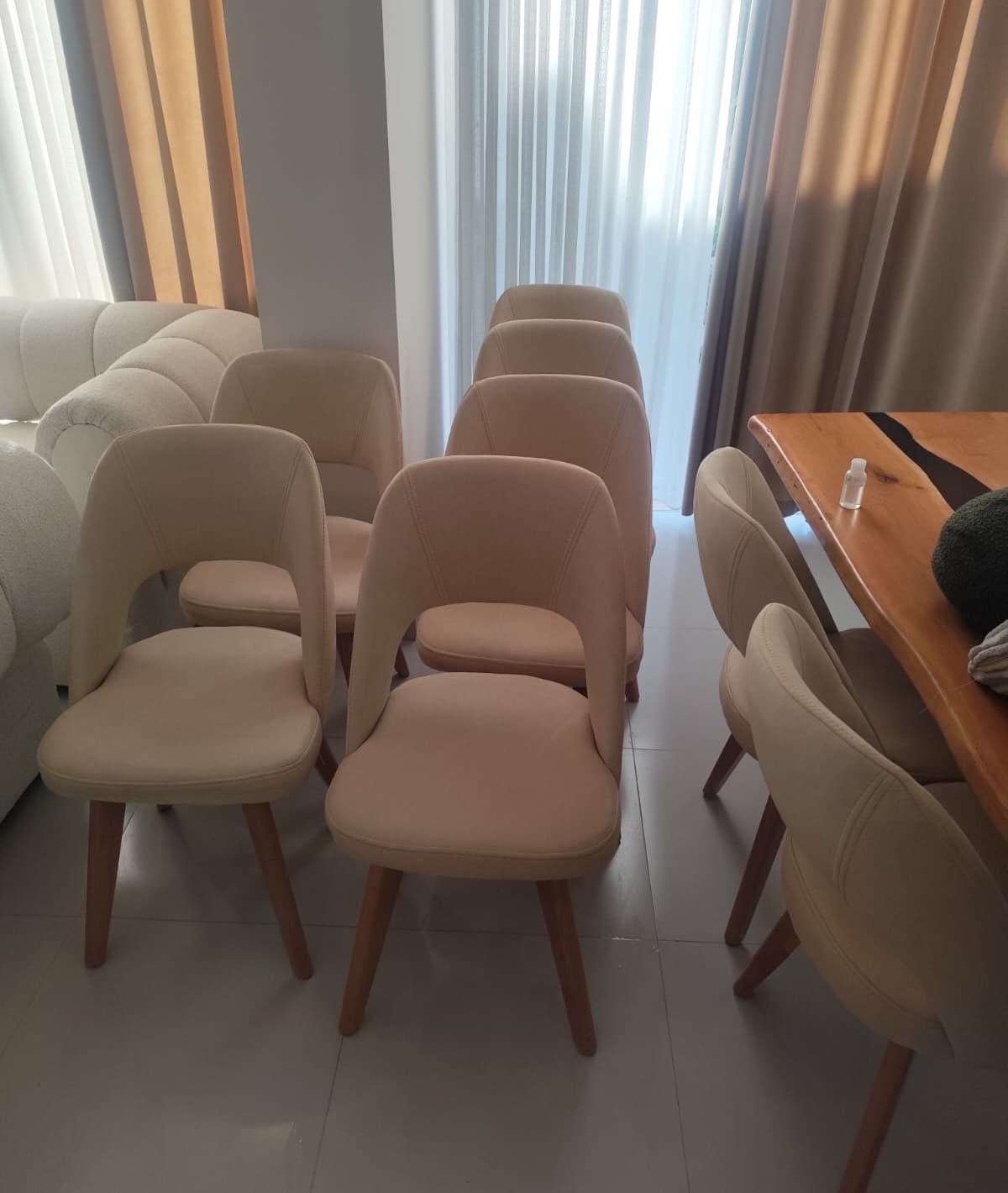 Karrige ngrënieje me tapiceri bezhë të lara dhe të pastruara në Tiranë