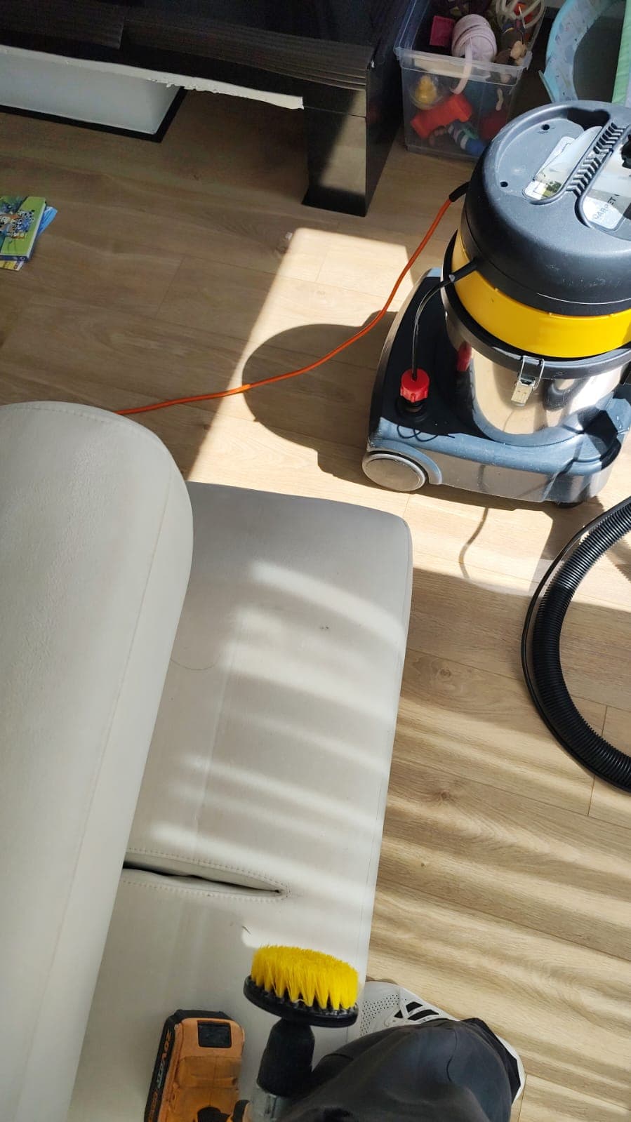 Pastrim i thellë i divanit me furçë rrotulluese dhe aspirator profesional