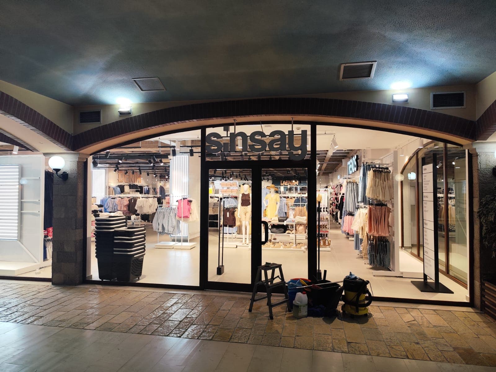 Pastrim dyqani dhe vitrine para hapjes në një qendër tregtare