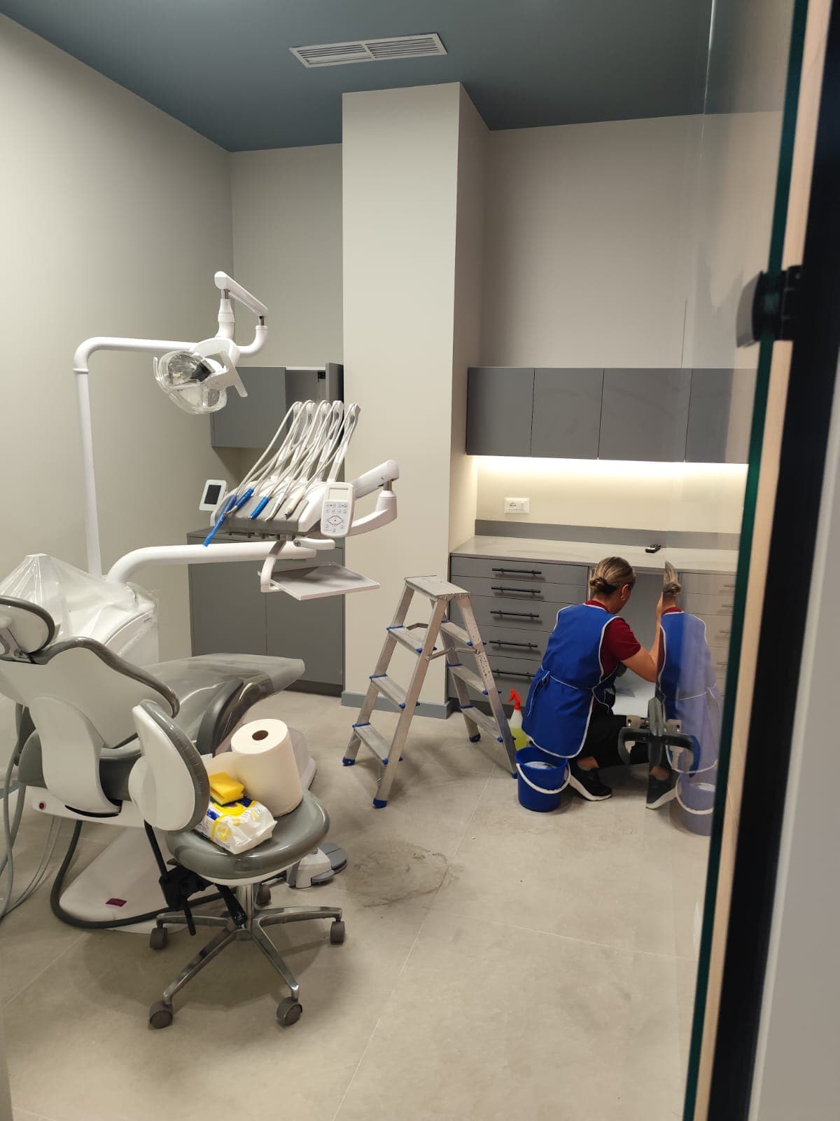 Pastrim i plotë i një klinike dentare para hapjes në Tiranë