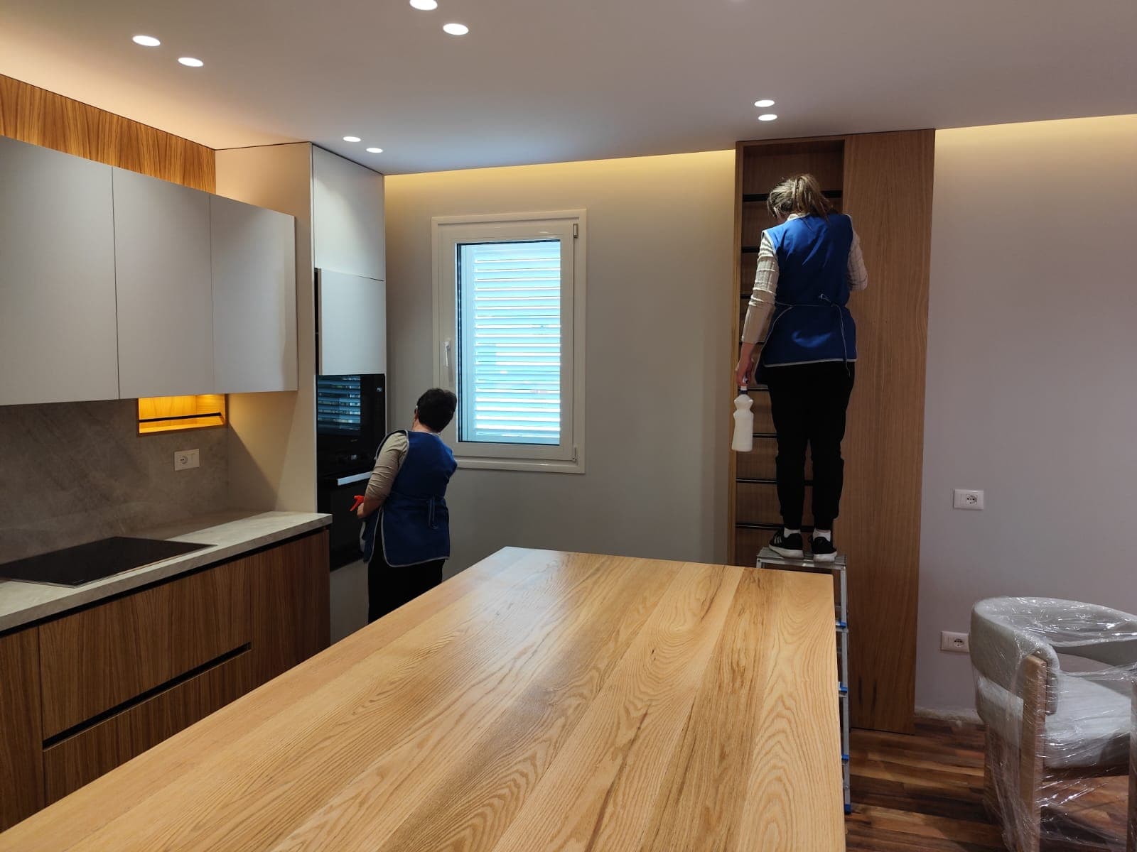 Ekipi i Perla duke pastruar kuzhinën e një apartamenti të ri pas ndërtimit